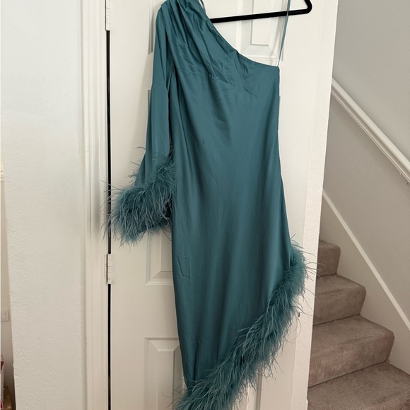 Hutch Asymmetrical One-Shoulder Faux-Feather Scarf Midi Dress Size Medium NWT - Picture 9 of 9